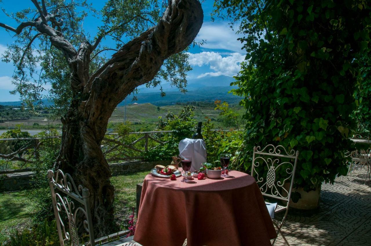 Вилла Antico Borgo Etneo Agriturismo Калатабьано Экстерьер фото